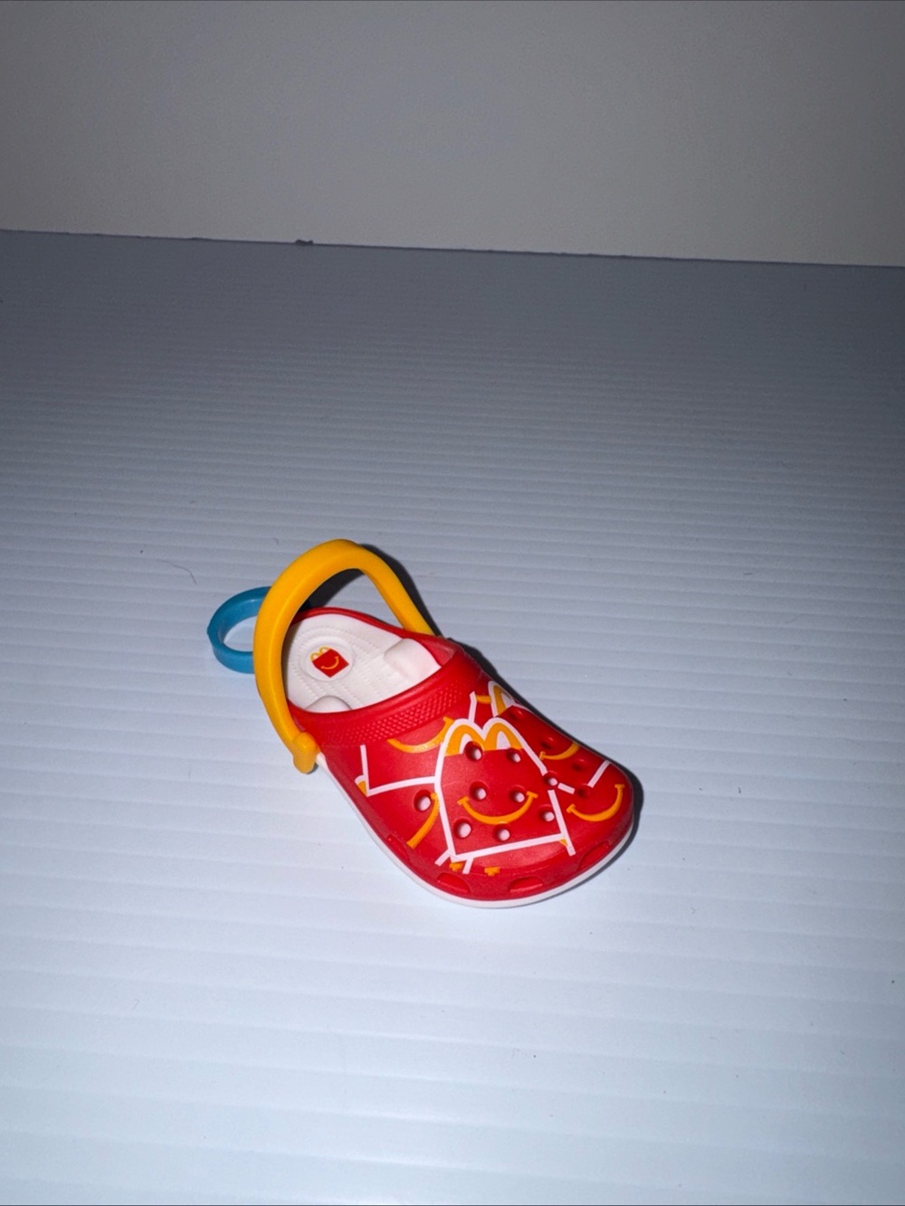 Exclusive No 2 CROCS Plastic Keychain Clip 2024 McDonald's HAPPY MEAL TOYS RED - Picture 3 of 11